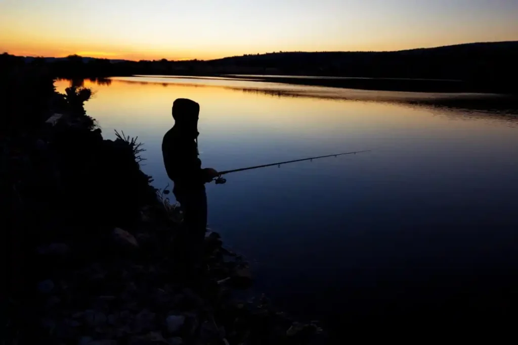 night-fishing-1024x683 Beginnersgids voor Nachtvissen: Essentiële Uitrusting en Tips